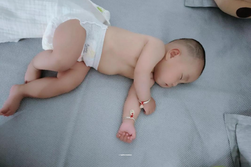 宜阳宝宝睡觉爱翻身